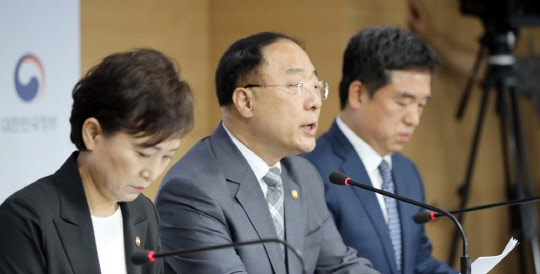 홍남기(왼쪽 두번째) 경제부총리 겸 기획재정부 장관이 4일 정부서울청사에서 열린 주택공급확대TF회의결과 브리핑에서 서울권역 등 수도권 주택공급확대방안을 발표하고 있다.<연합뉴스>
